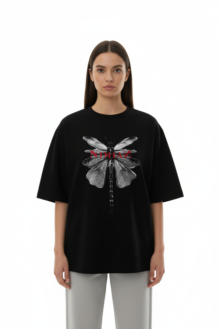 Dragonfly com colar preto, vista frontal