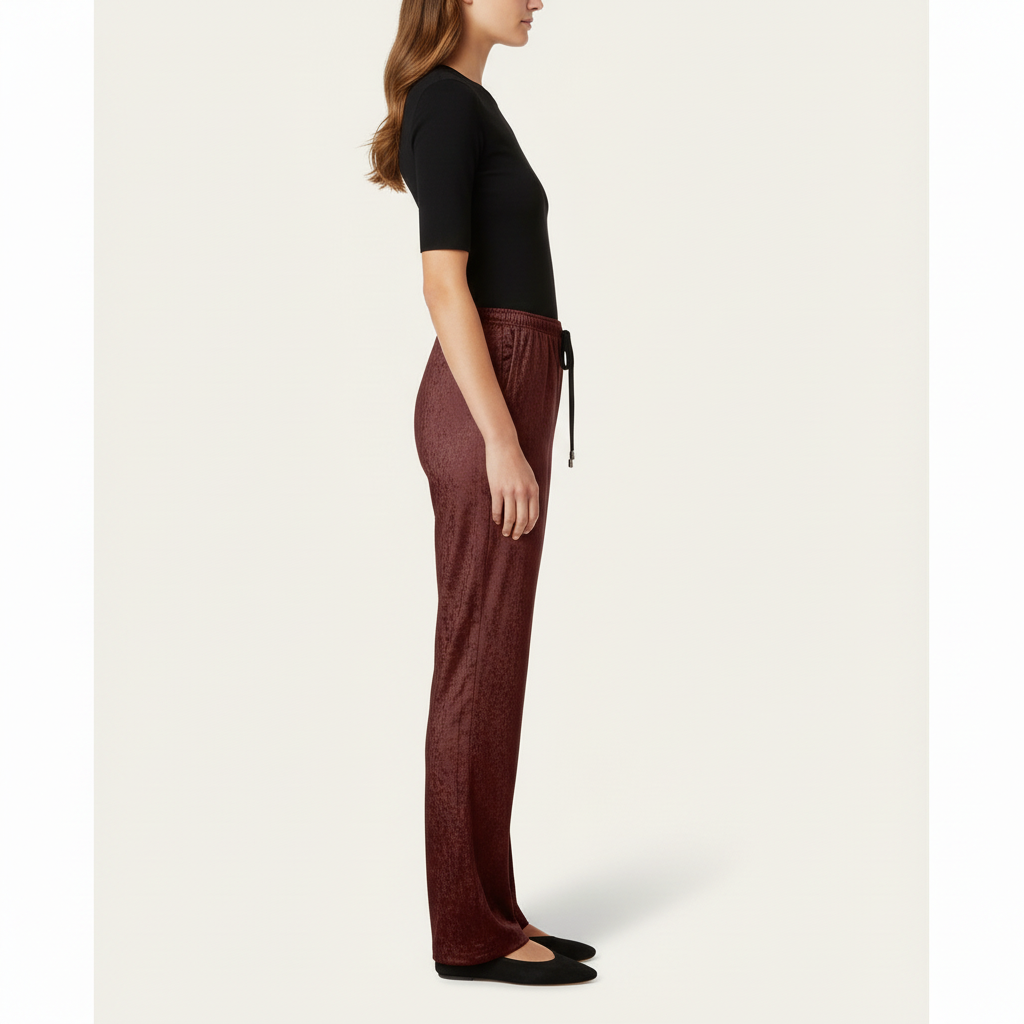 Modelo com NIMIAN Women’s Maroon Crushed Velour Trousers, perfil